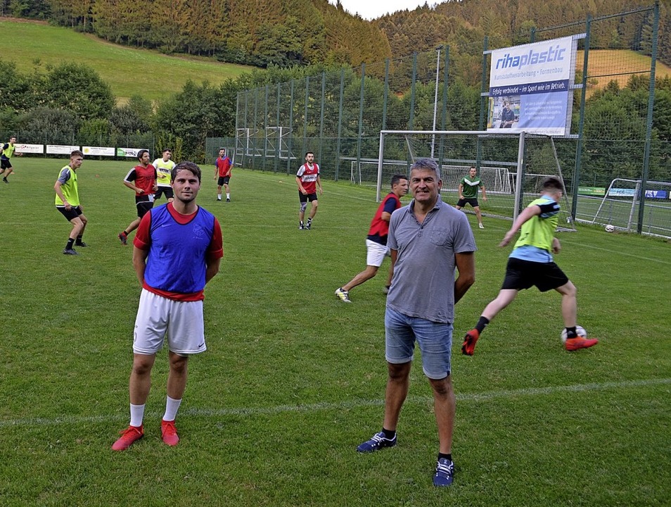 Der neue Co-Trainer Jan Wernet (links) und Sportvorstand Konrad Schultis (vom SV Biederbach beim Training. Foto: Nikolaus Bayer
