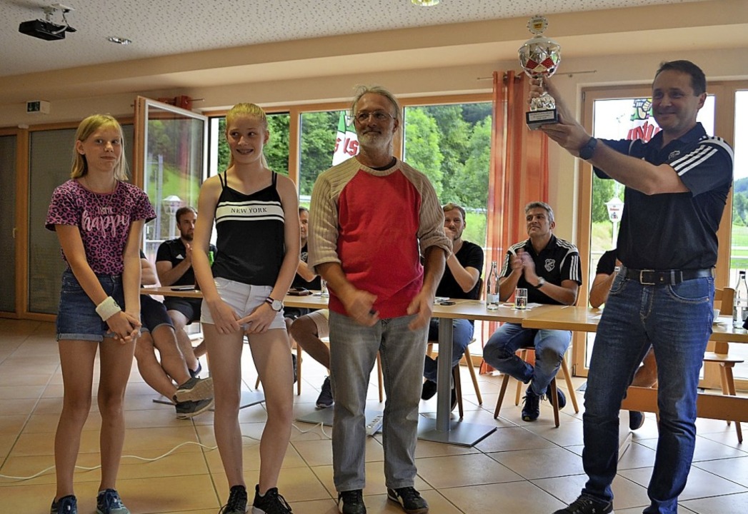Jasmin Lemke und Marlene Weiß übergaben gemeinsam mit Trainer Clemens Weiß den gewonnenen Bezirkspokal an Jugendleiter Daniel Bartholomä (von links). Der SVB-Vorstand applaudierte. Foto: Nikolaus Bayer