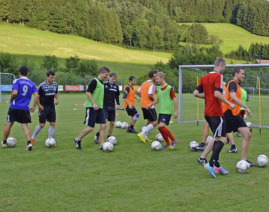 Ballführung auf engstem Raum - Training beim SV Biederbach Foto: N.Bayer